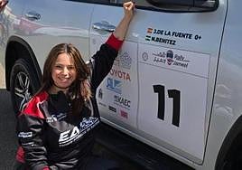 La baracaldesa Janire de la Fuente posa junto al coche con el que compite estos días.