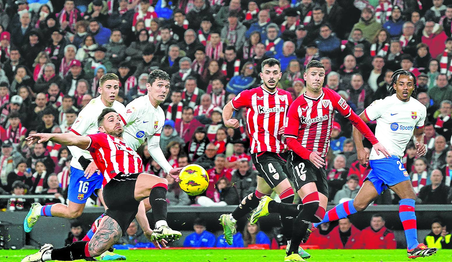 Yeray intenta despejar el balón en un momento del partido del domingo ante el Barcelona El central fue uno de los más destacados del equipo y salvó un gol.