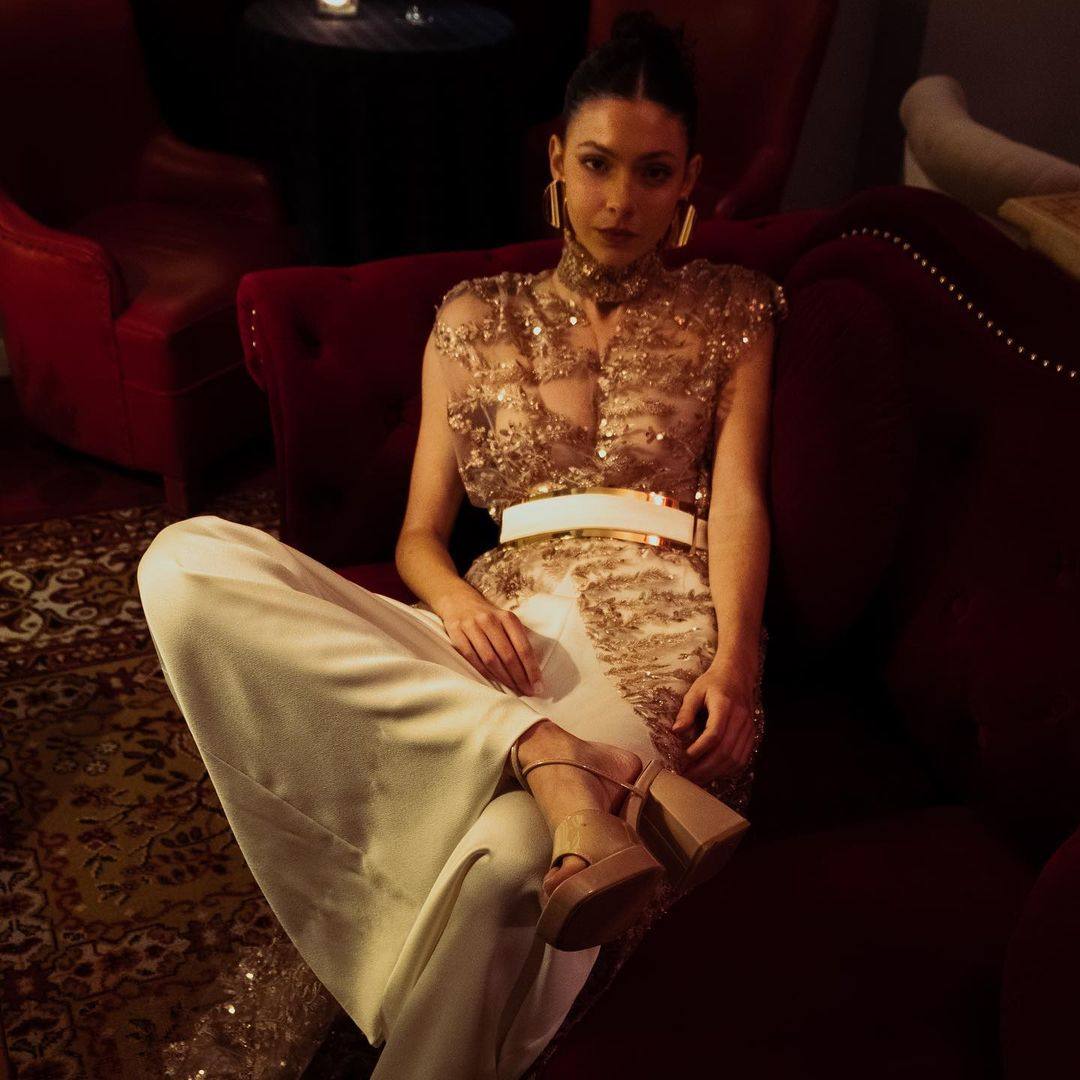 La joven vitoriana que diseña delicados vestidos y capas para la alfombra roja