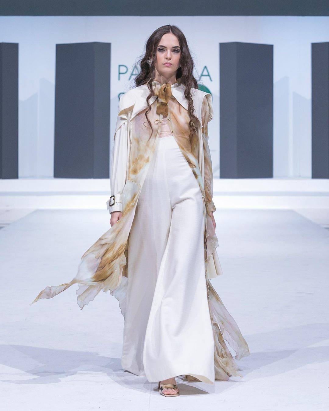 La joven vitoriana que diseña delicados vestidos y capas para la alfombra roja