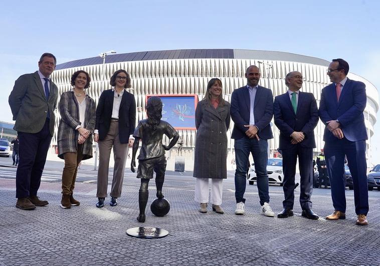 Momento de la inauguración de la estatua de la niña, colocada justo frente a la del Chopo.