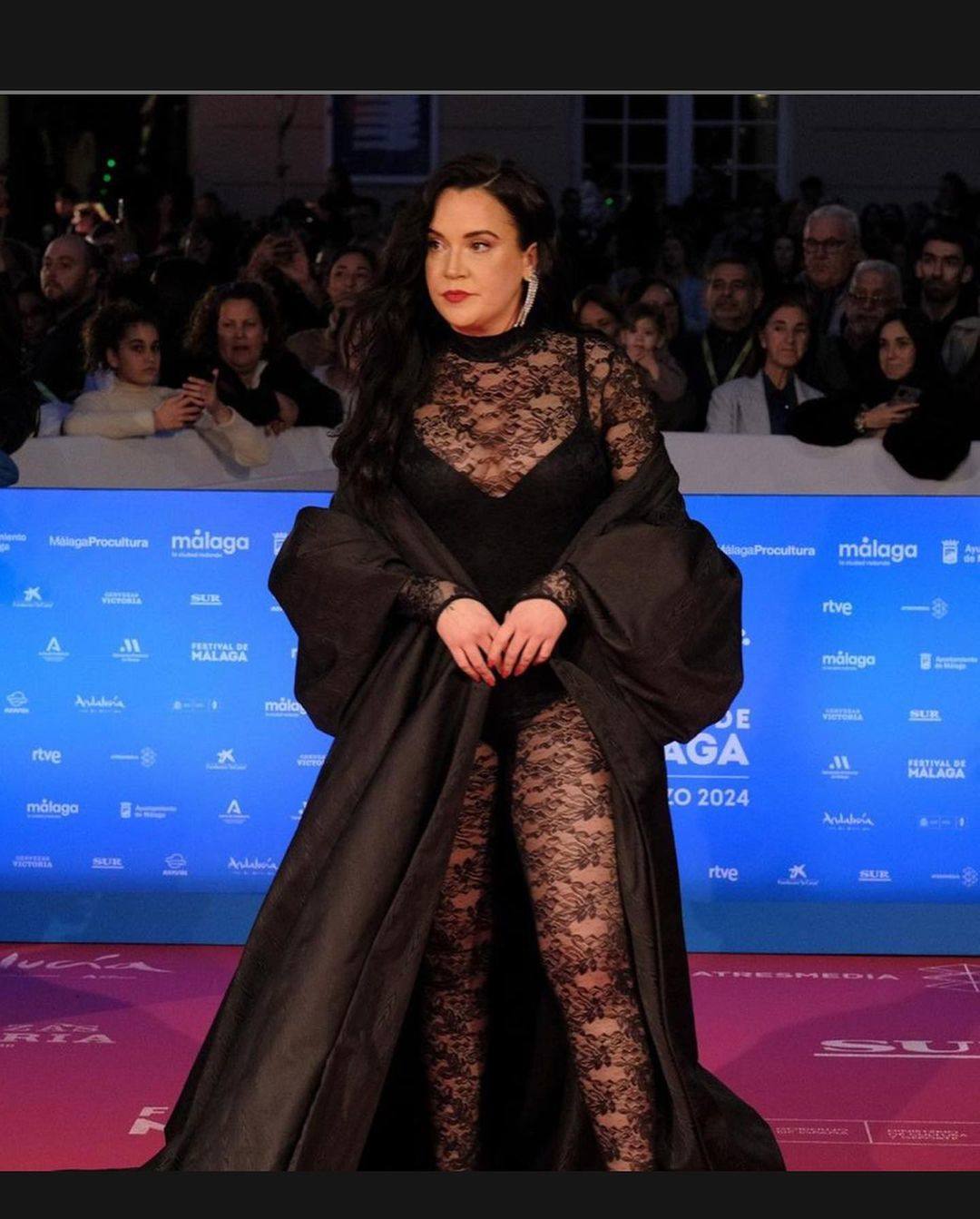 La humorista Martita de Graná con capa de Elysea en la alfombra roja del Festival de Málaga.