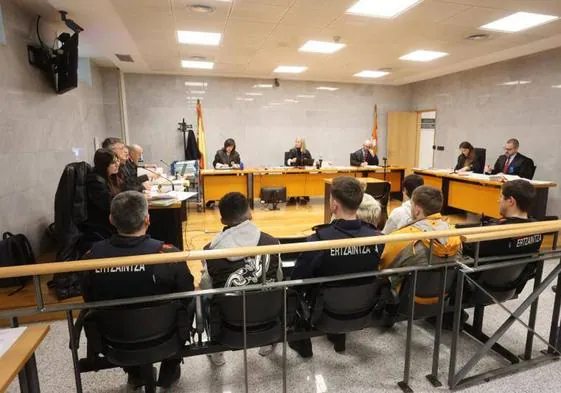 Los cuatro acusados, custodiados por la Ertzaintza, ayer en la primera sesión del juicio en la Audiencia vizcaína.