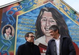 Pello Otxandiano y el senador de EH Bildu Gorka Elejabarrieta, ante un mural de Bobby Sands.