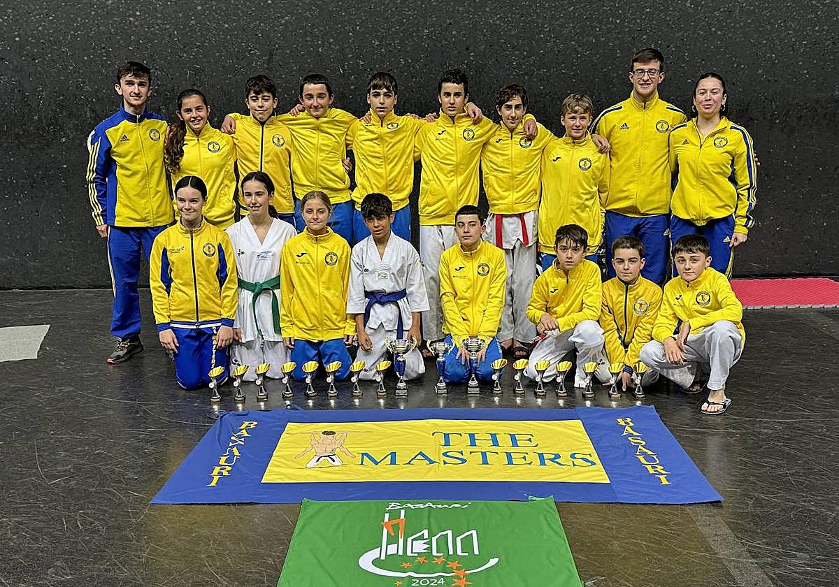 Los infantiles del club de Taekwondo de Basauri.