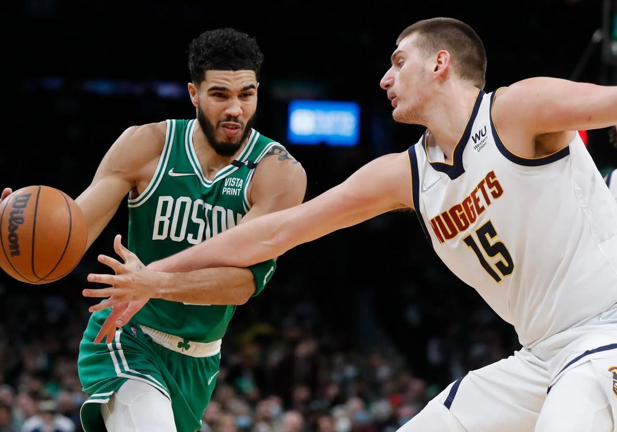 Tatum, defendido por Jokic.