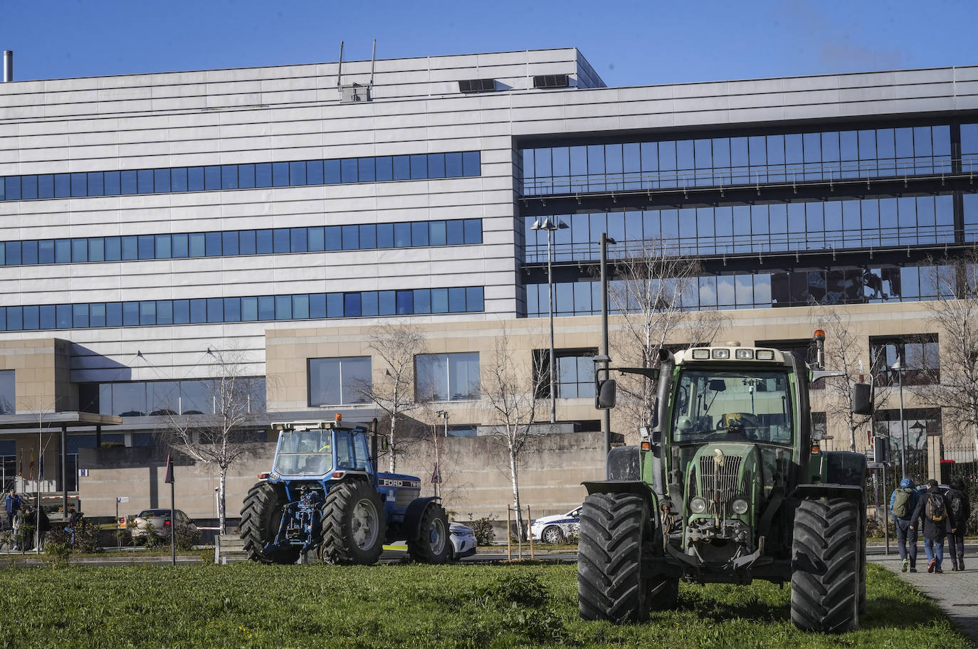 Una nueva tractorada rodea el Gobierno vasco