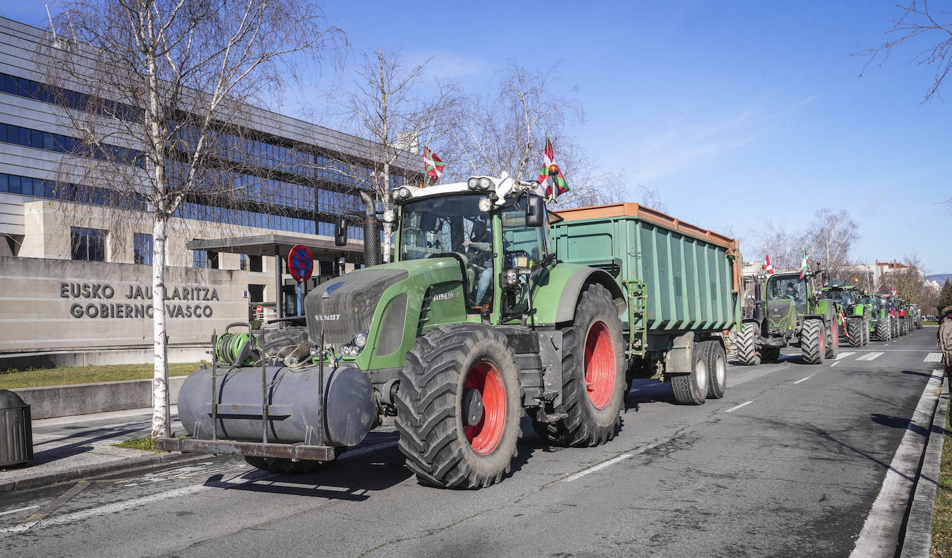 Una nueva tractorada rodea el Gobierno vasco