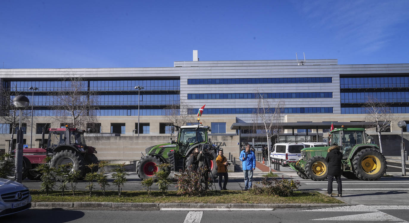 Una nueva tractorada rodea el Gobierno vasco