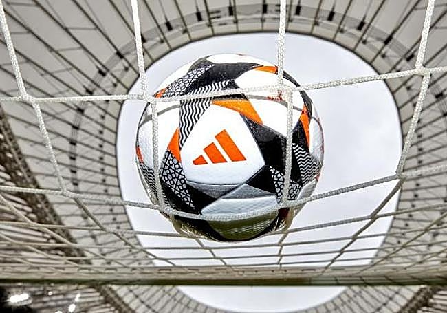 El balón de la final incluye referencias a la baldosa bilbaína.