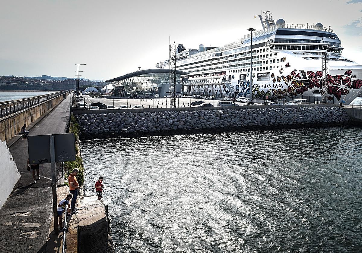 El crucero Norwegian Gem en la terminal de cruceros de Getxo.