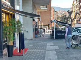 Comercios de Las Arenas han apurado el buen tiempo para poder sacar descuentos a la calle.