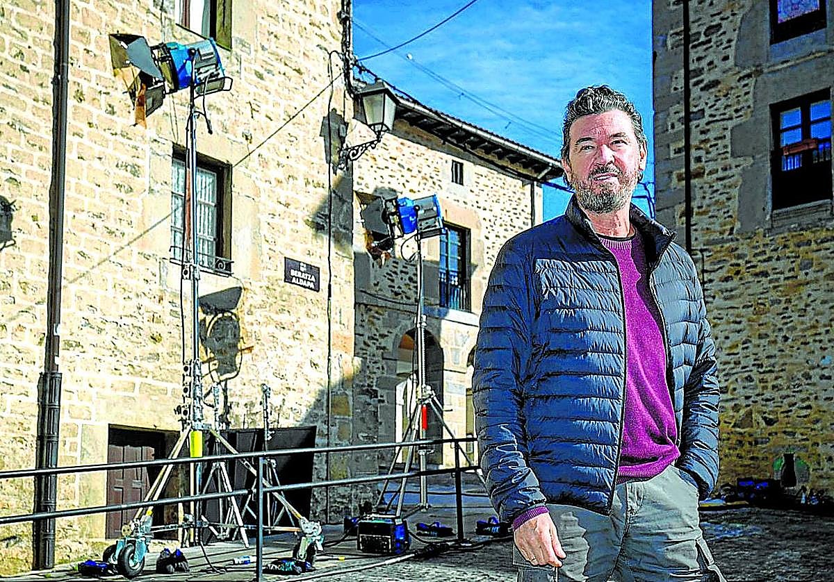 Julio Medem en el set de rodaje de '8', una historia de amor a través de ocho momentos históricos que cuenta con Javier Rey y Ana Rujas.