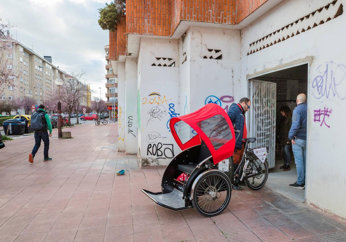 El local, utilizado como almacén municipal, tiene acceso desde Vera-Fajardo y Vicente Abreu.