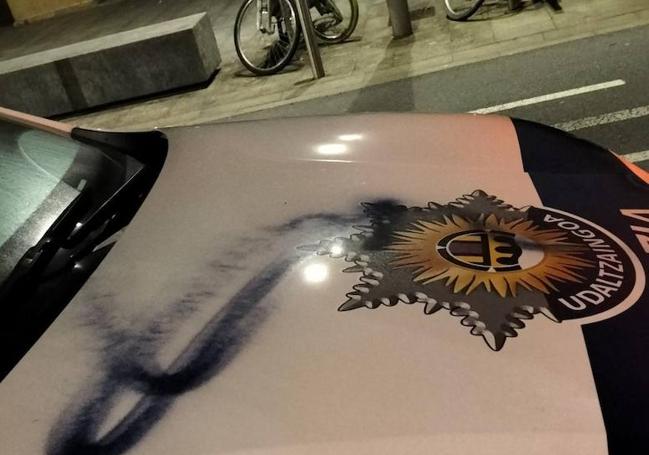 Las pintadas se realizaron también en el capó del coche.