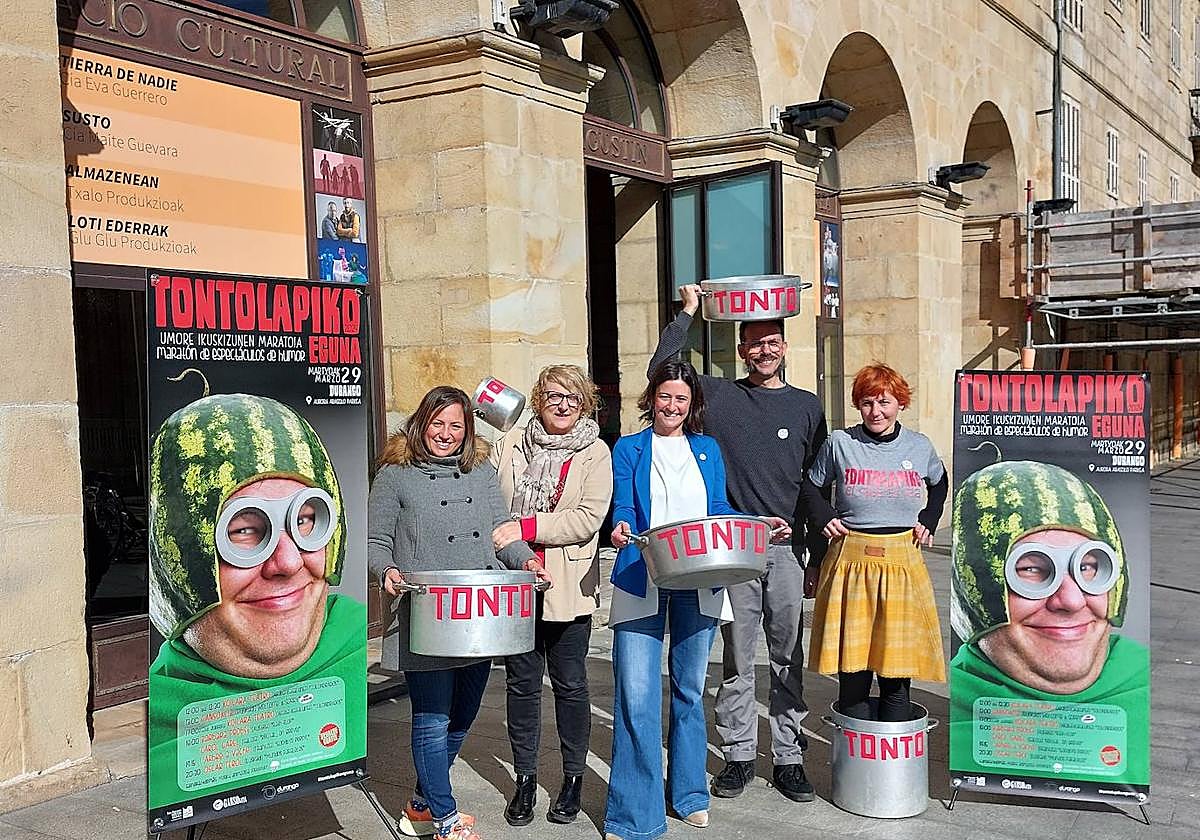 Gorka Ganso y Cecilia Paganini ,(primeros por la derecha), posan con la alcaldesa jeltzale, Mireia Elkoroiribe, (en el centro de la imagen), la concejala socialista, Jesica Ruiz, y la responsable de San Agustín Kultur Gunea, Arantza Arrazola.