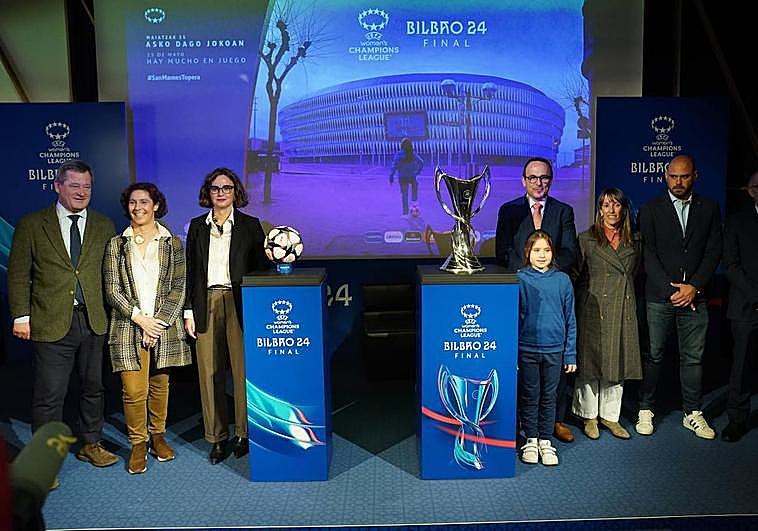 El balón de la final junto al trofeo, este miércoles en San Mamés.