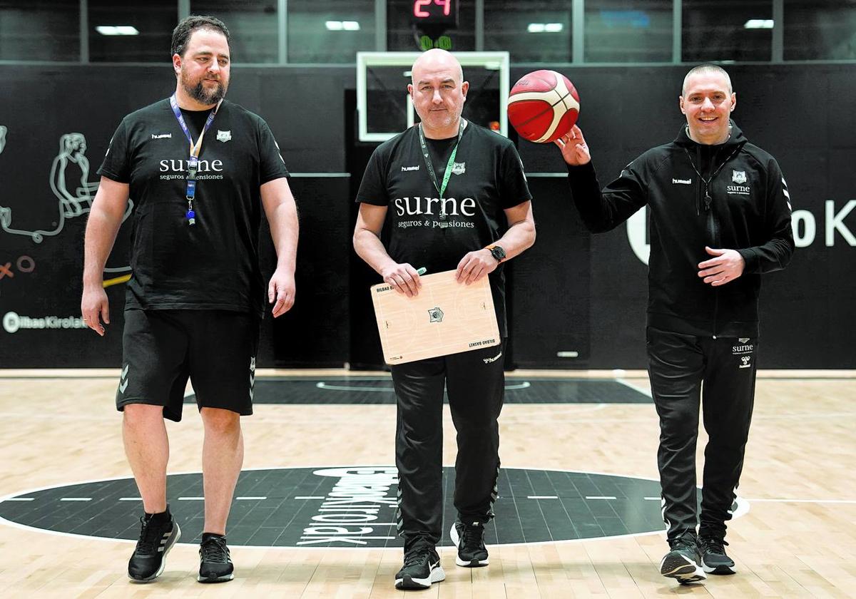 Sergio García, Jaume Ponsarnau y Javi Salgado, en el pabellón de Artxanda antes de ir a Polonia.