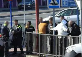 Agentes de ambos cuerpos junto a Megapark con varias de las personas que fueron identificadas.