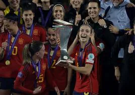 Aitana Bonmati levanta el trofeo de la UEFA Nations League.