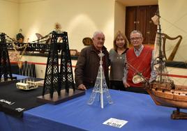 El artista Ángel Díaz (a la derecha), junto a la edil de Cultura, Estíbaliz Freije, y Santi Pocero, que ha ayudado a montar la exposición.