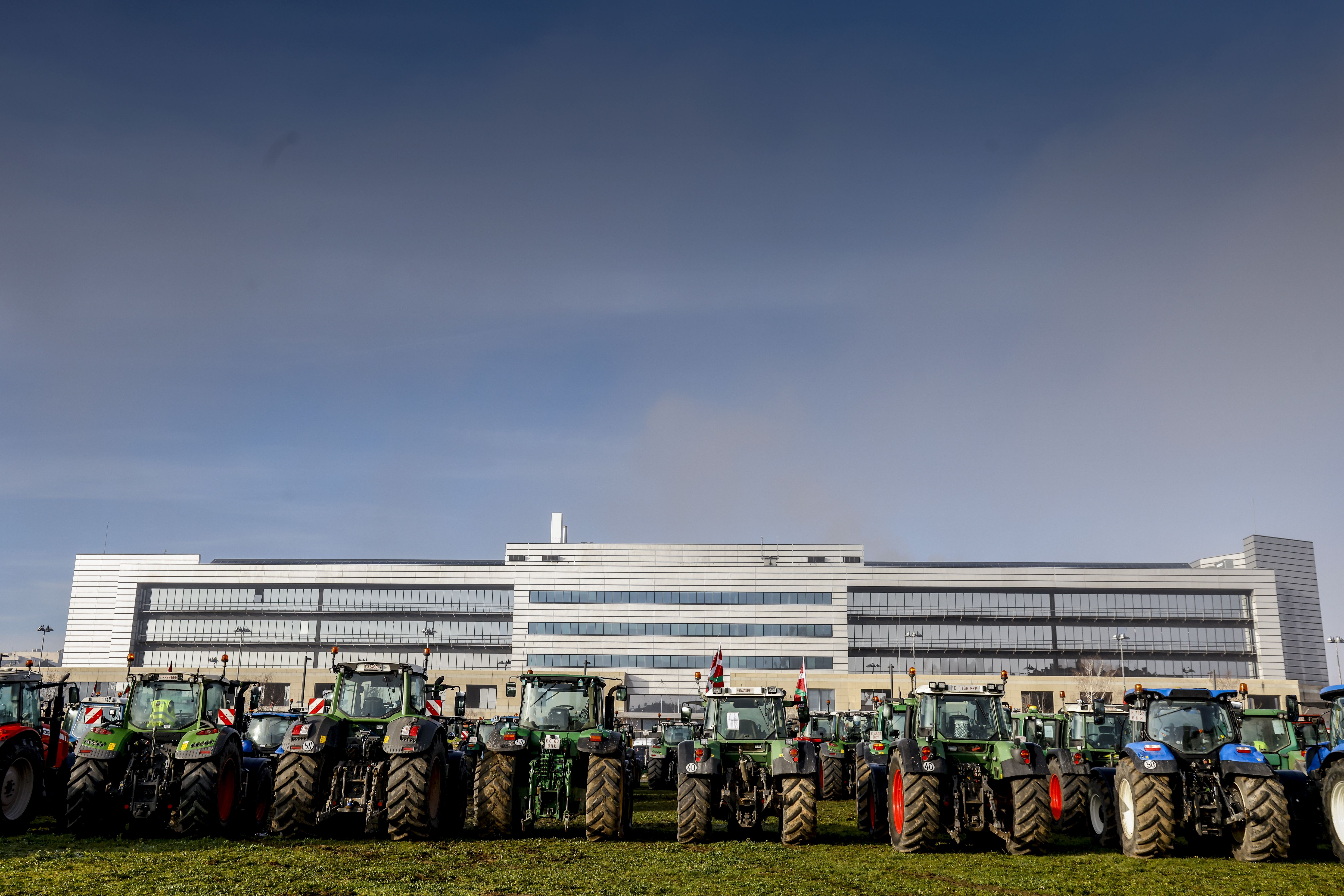 Segunda tractorada frente al Gobierno vasco