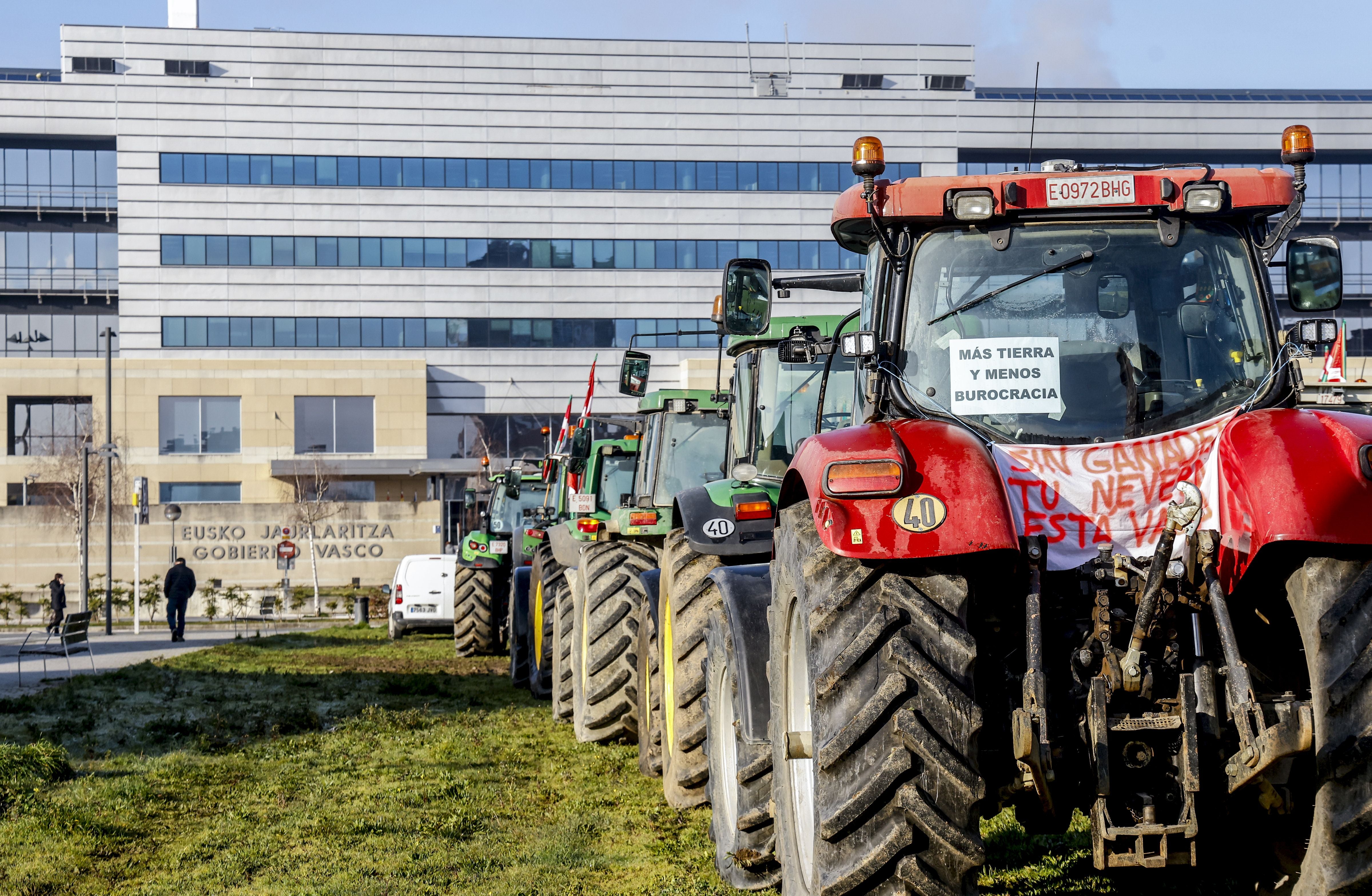 Segunda tractorada frente al Gobierno vasco