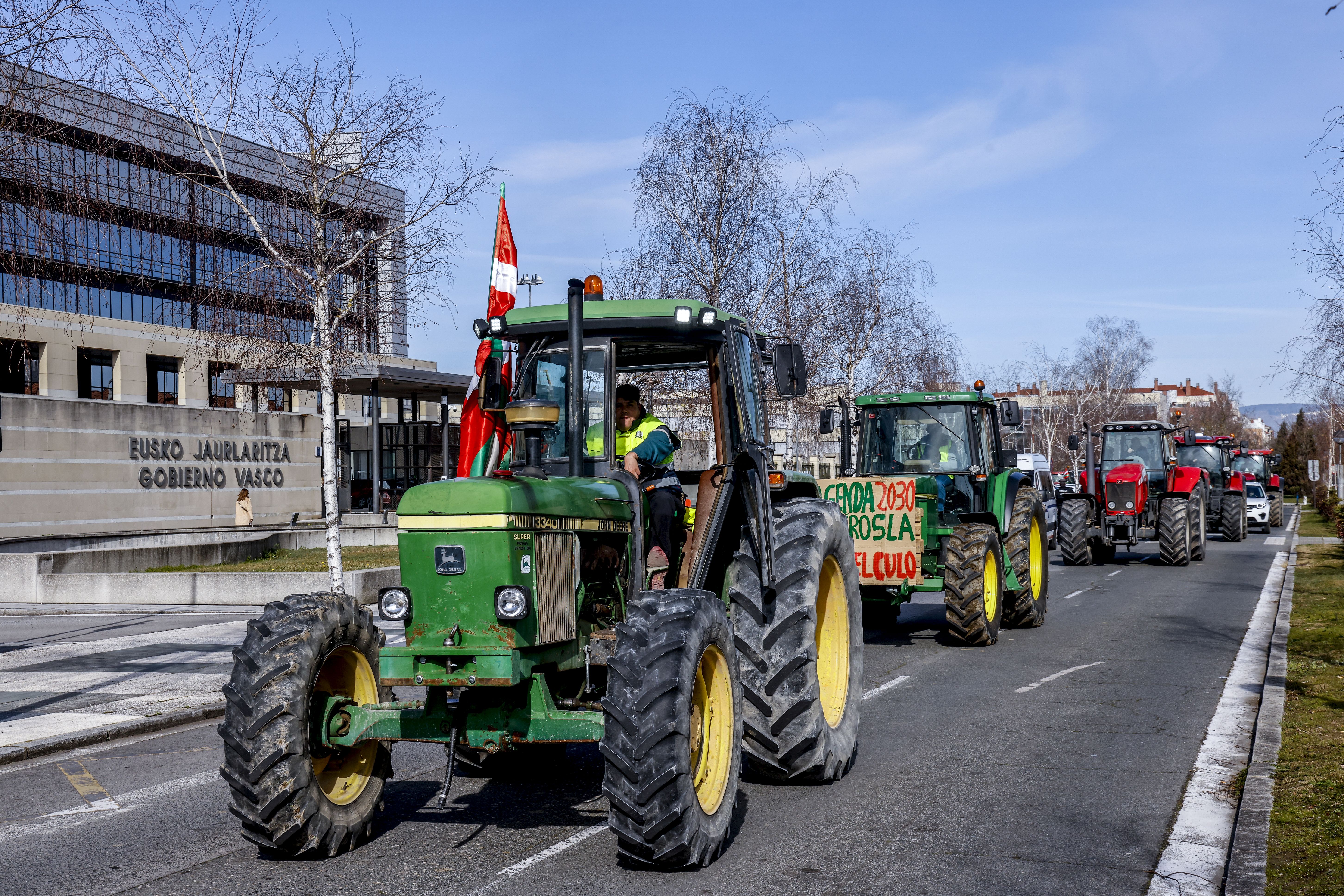 Segunda tractorada frente al Gobierno vasco