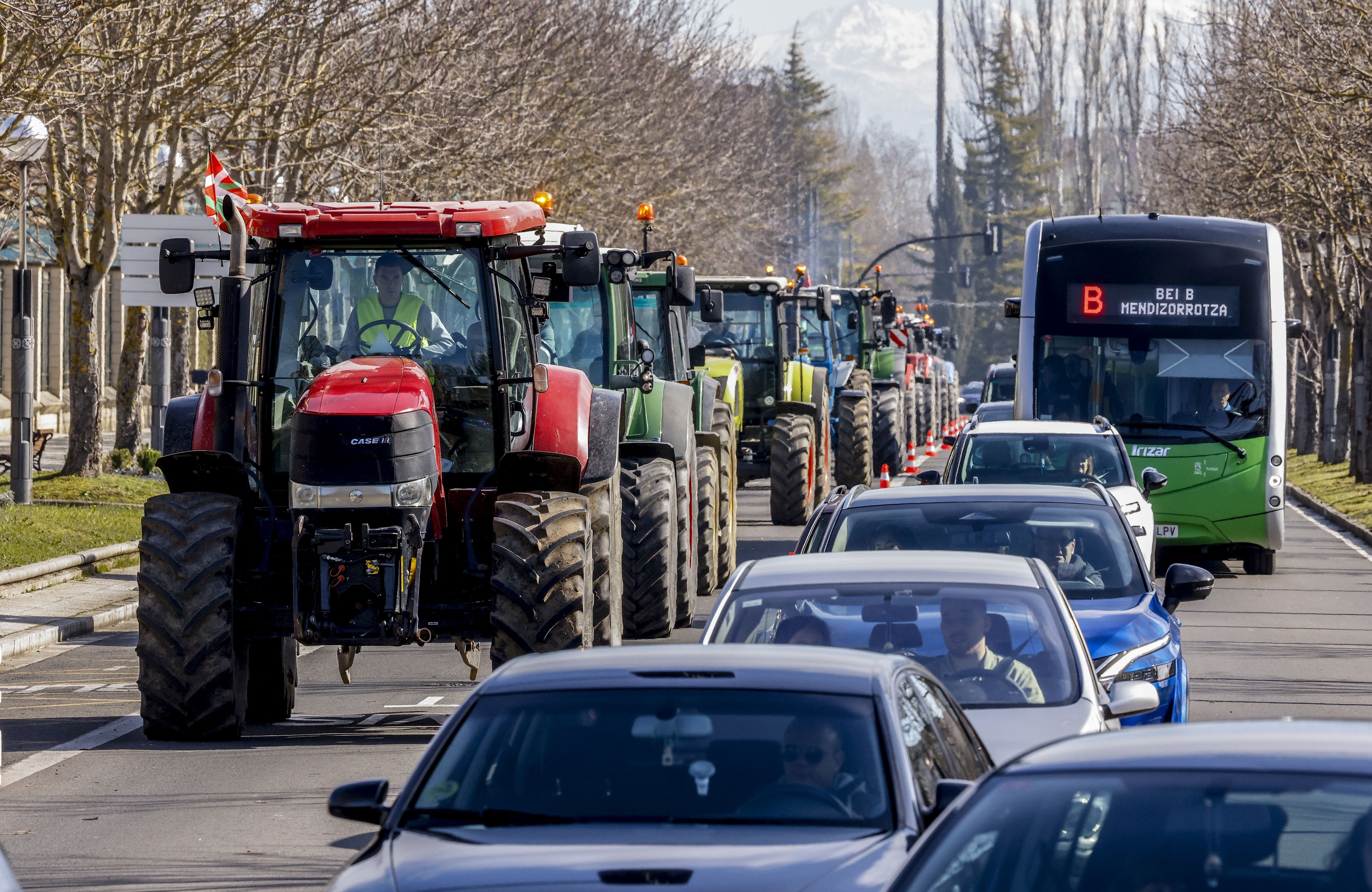 Segunda tractorada frente al Gobierno vasco