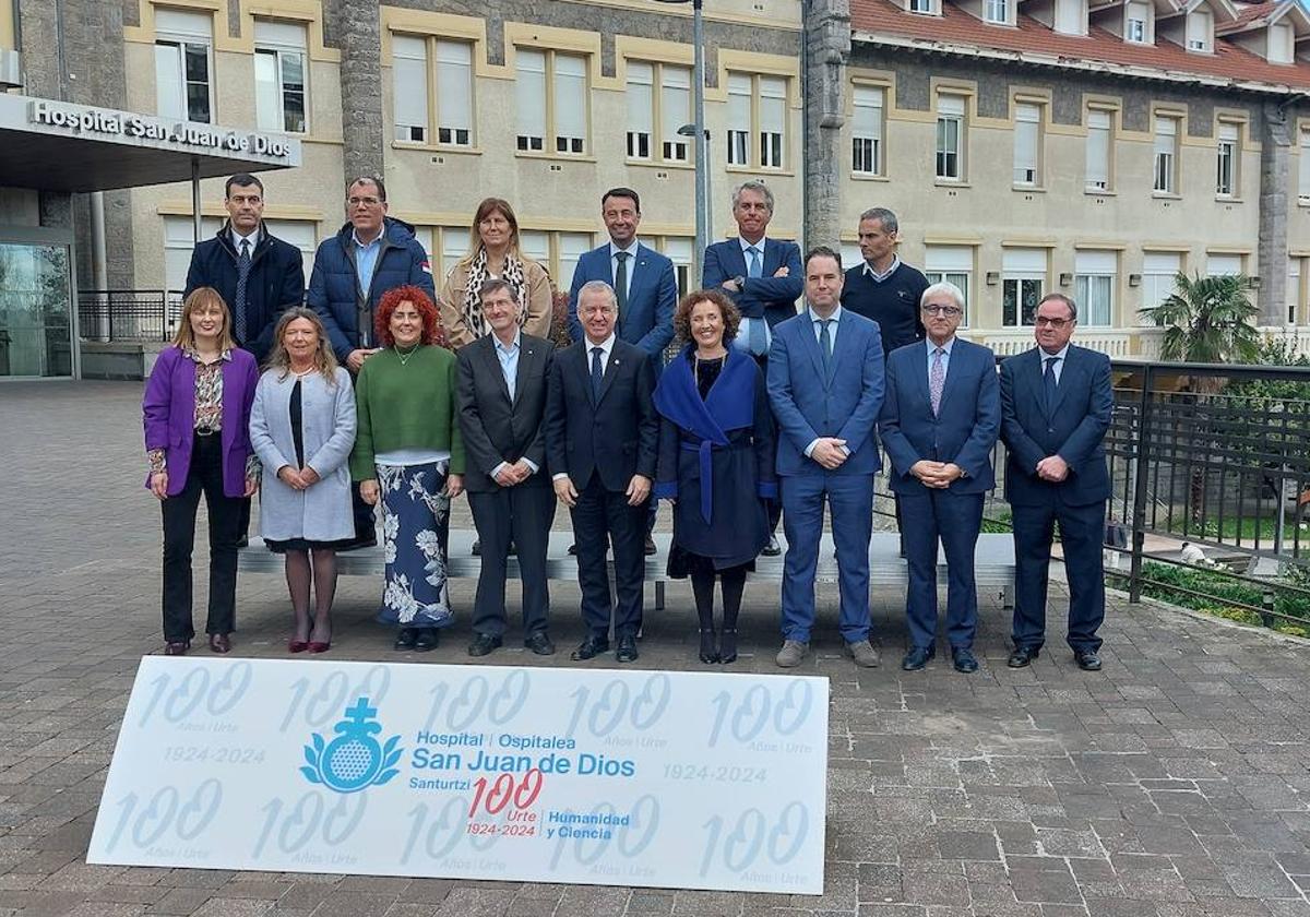 El lehendakari, Iñigo Urkullu, alcaldes de la comarca de la Margen Izquierda y la Zona Minera, y representantes del hospital y de la orden de San Juan de Dios, ante el centro durante el acto institucional de su centenario.