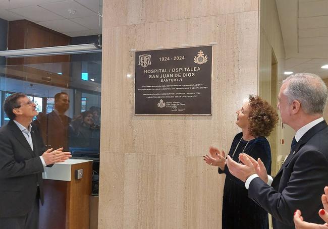 La placa conmemorativa se encuentra en el vestíbulo del hospital.