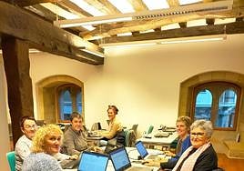 Las voluntarias del proyecto 'Wikiemakumeok se reúnen en Andragunea con el objetivo de visibilizar a las mujeres y reducir la brecha de género en Internet.