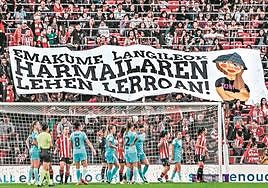 El fondo norte mostró una original pancarta con motivo del Día Internacional de la Mujer que se celebra hoy.