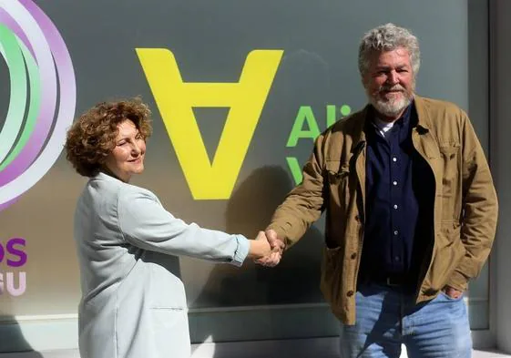 Pilar Garrido (Podemos) y Juantxo López de Uralde (Alianza Verde) han escenificado su acuerdo este jueves en Vitoria.