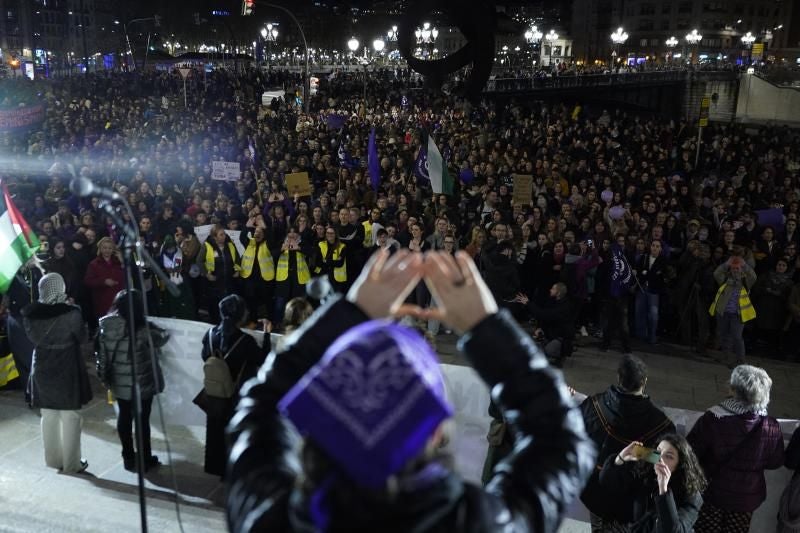 Miles de mujeres avanzan juntas en Bilbao contra la violencia sexual, la discriminación...