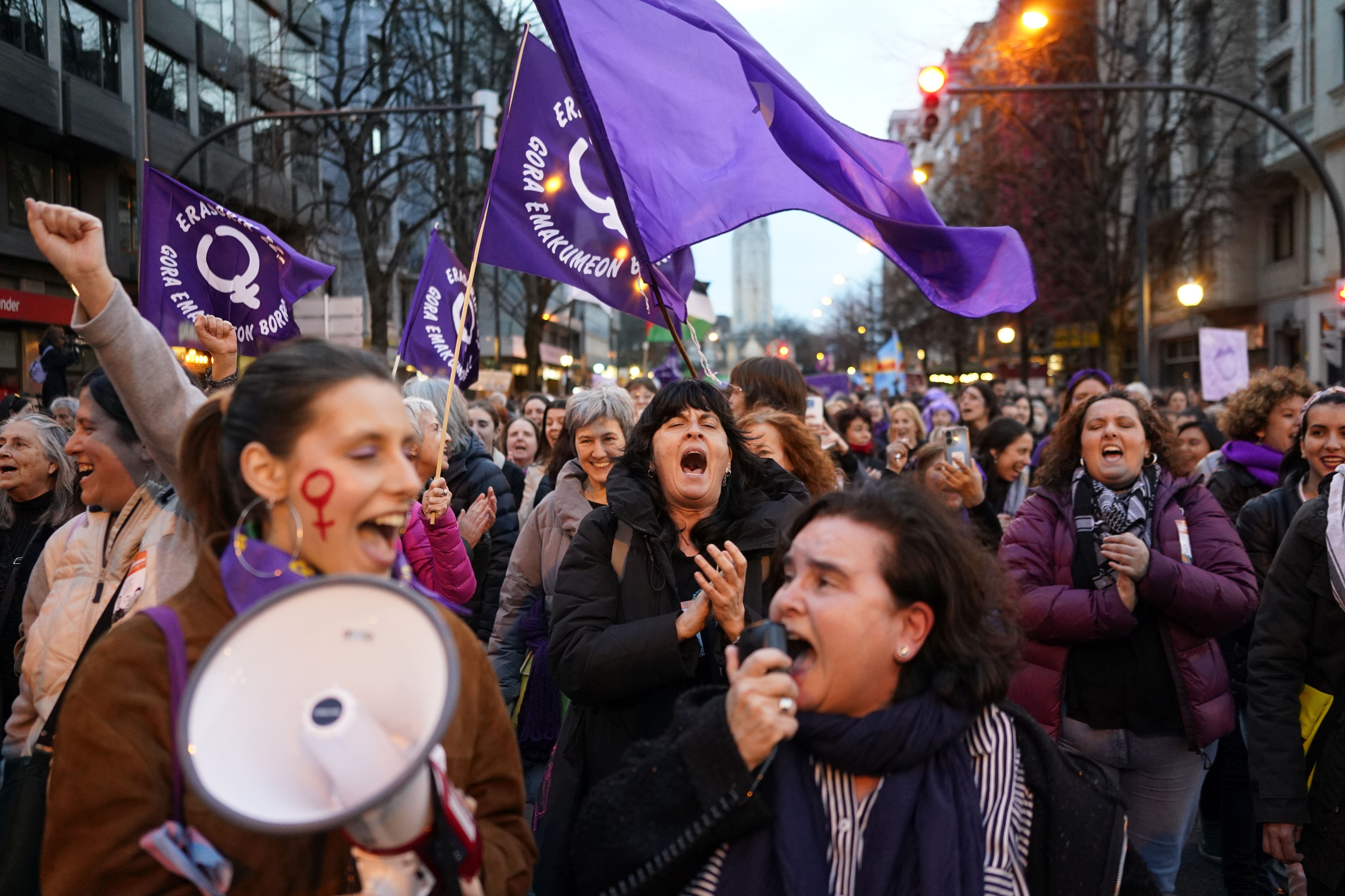 Miles de mujeres avanzan juntas en Bilbao contra la violencia sexual, la discriminación...
