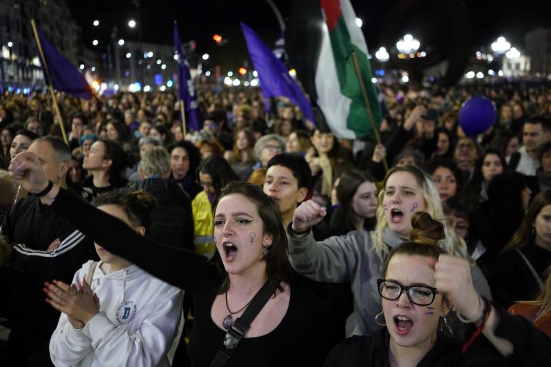 Miles de mujeres avanzan juntas en Bilbao contra la violencia sexual, la discriminación...