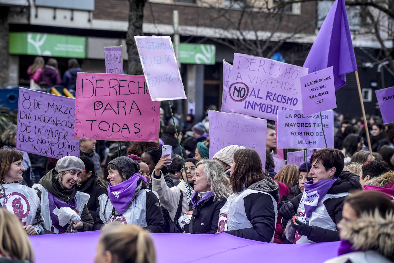 Miles de mujeres toman las calles de Vitoria para reivindicar la igualdad