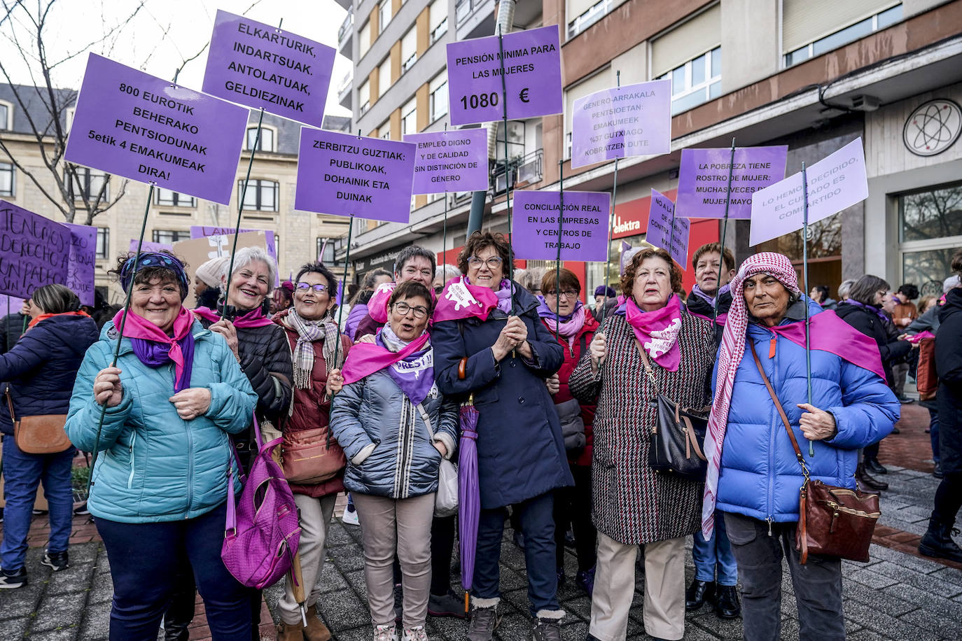 Miles de mujeres toman las calles de Vitoria para reivindicar la igualdad