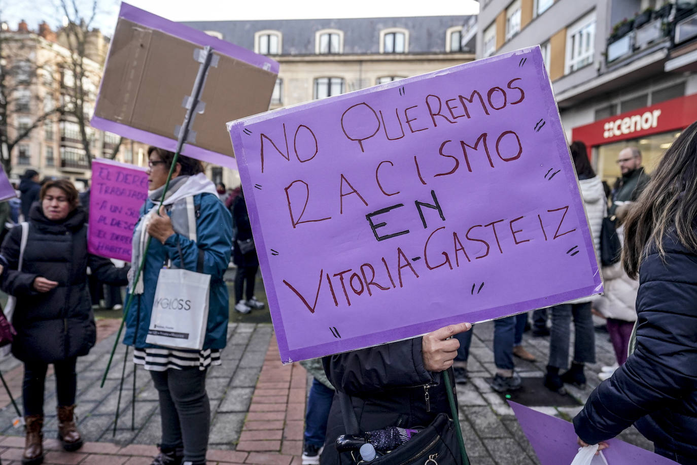 Miles de mujeres toman las calles de Vitoria para reivindicar la igualdad