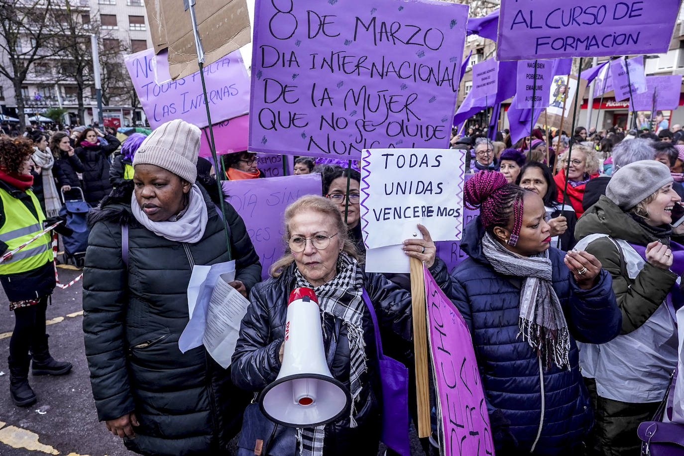 Miles de mujeres toman las calles de Vitoria para reivindicar la igualdad