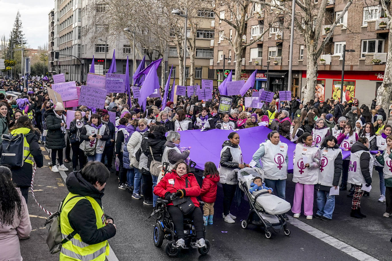 Miles de mujeres toman las calles de Vitoria para reivindicar la igualdad