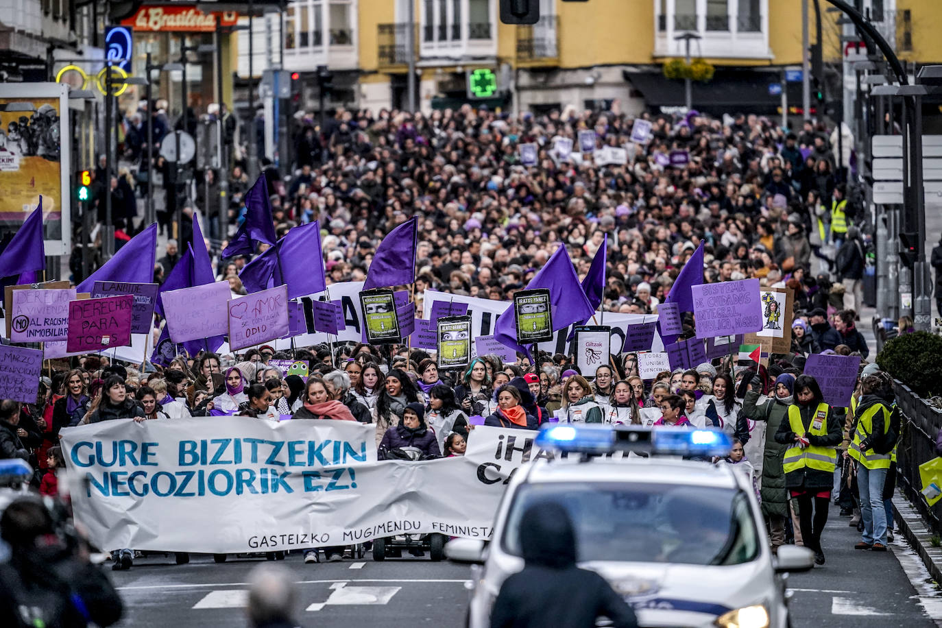Miles de mujeres toman las calles de Vitoria para reivindicar la igualdad