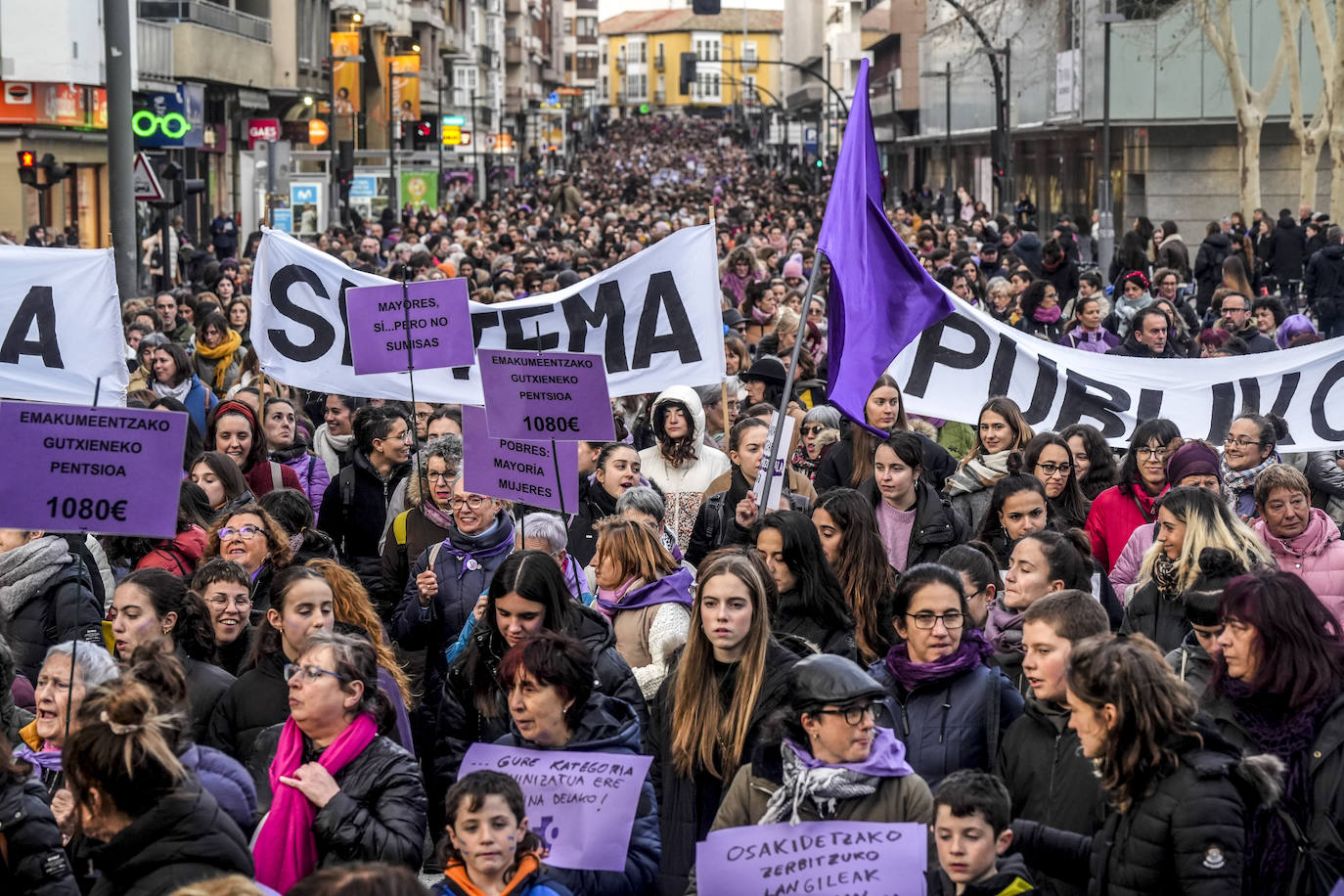 Miles de mujeres toman las calles de Vitoria para reivindicar la igualdad