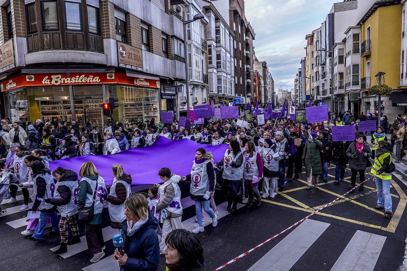 Miles de mujeres toman las calles de Vitoria para reivindicar la igualdad