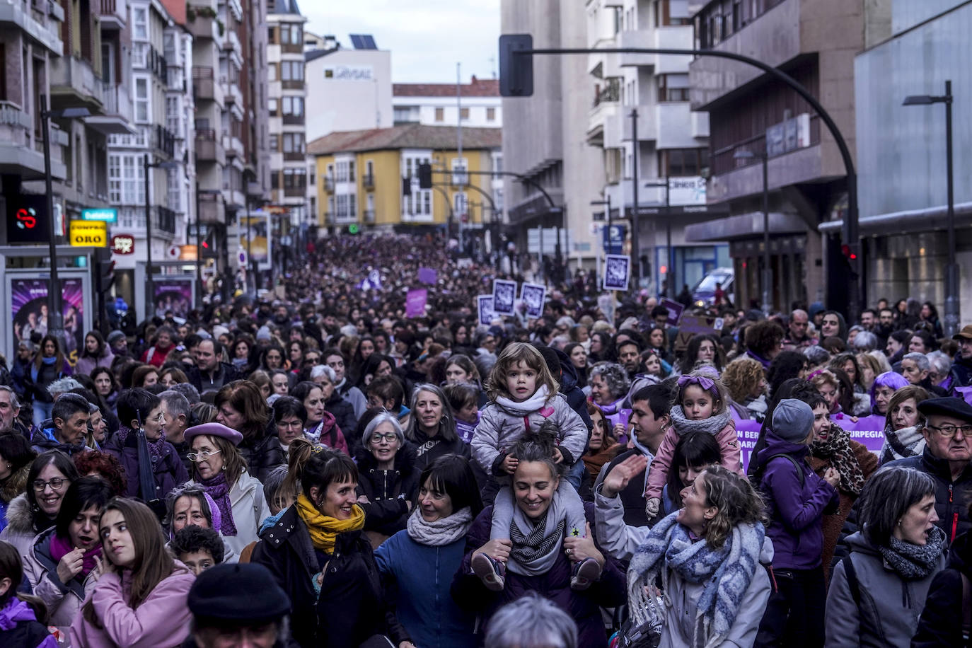 Miles de mujeres toman las calles de Vitoria para reivindicar la igualdad