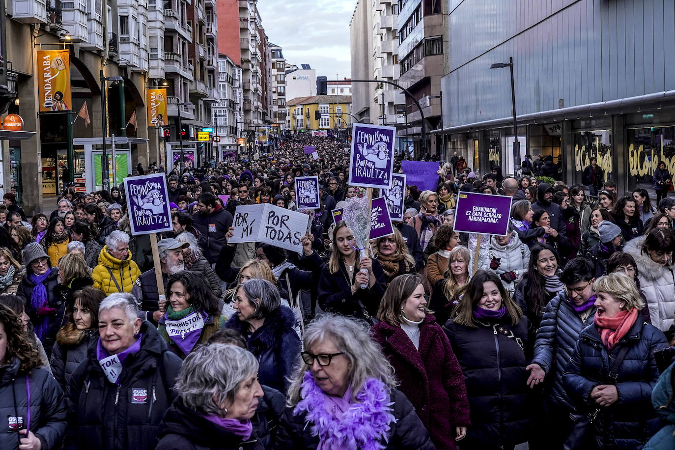 Miles de mujeres toman las calles de Vitoria para reivindicar la igualdad