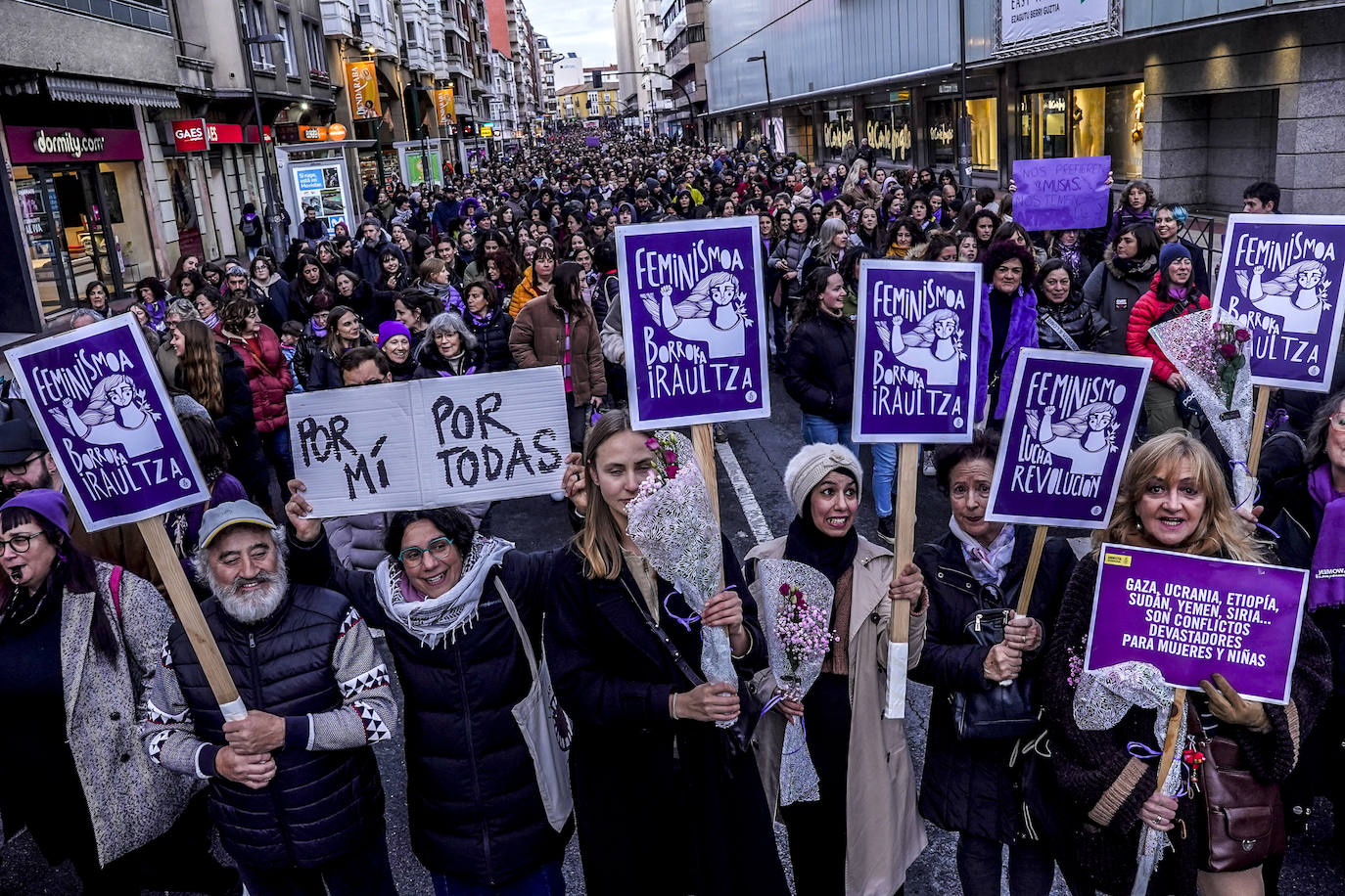 Miles de mujeres toman las calles de Vitoria para reivindicar la igualdad