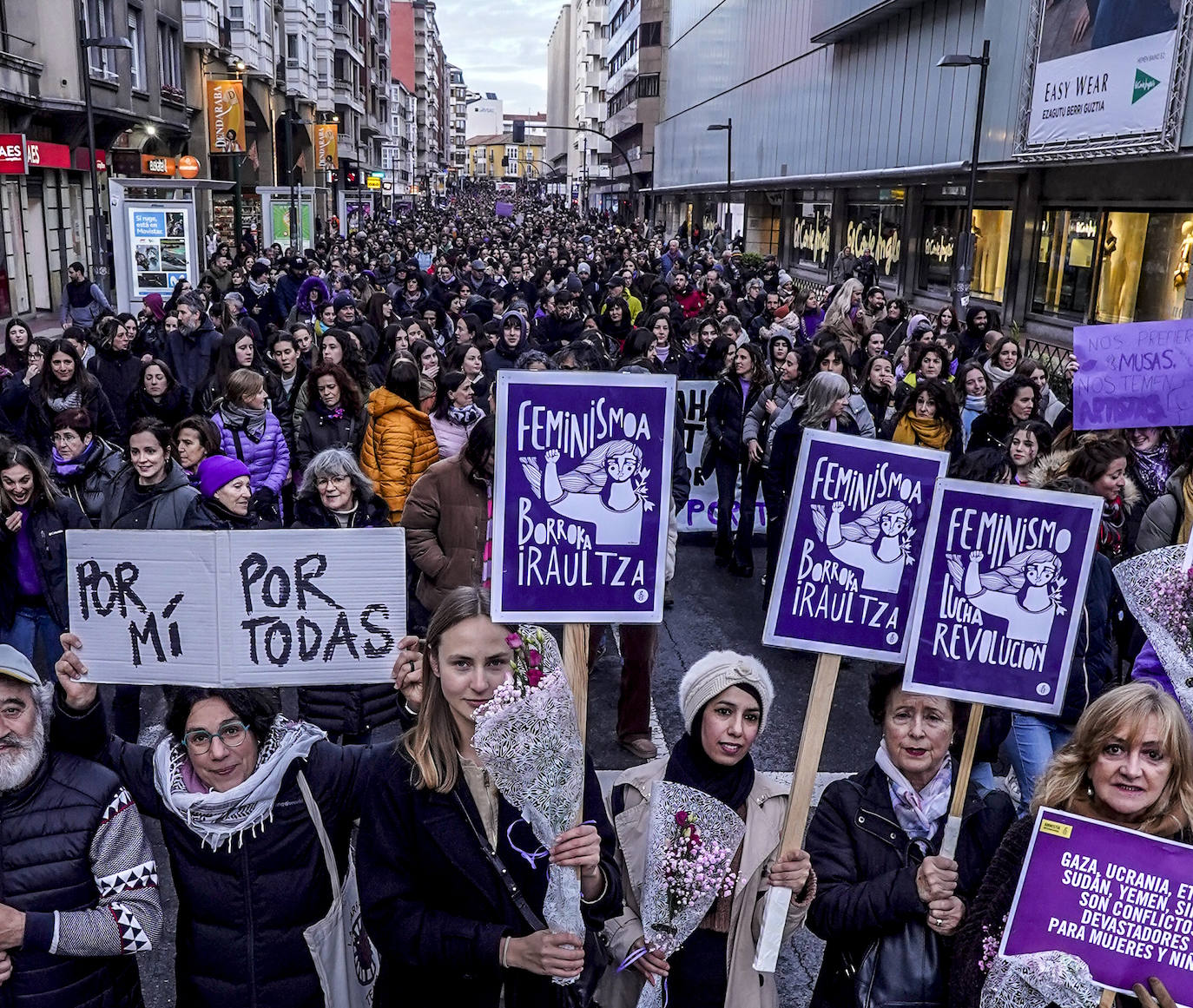 Miles de mujeres toman las calles de Vitoria para reivindicar la igualdad