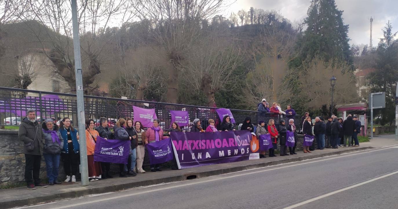 Imagen principal - Las mujeres visten de morado los pueblos alaveses